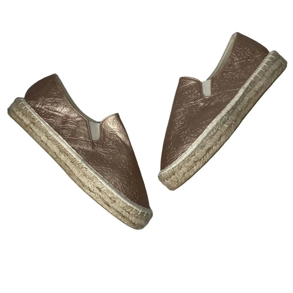 Mukluks Womens Rose Gold Metallic Shoes. Size 9